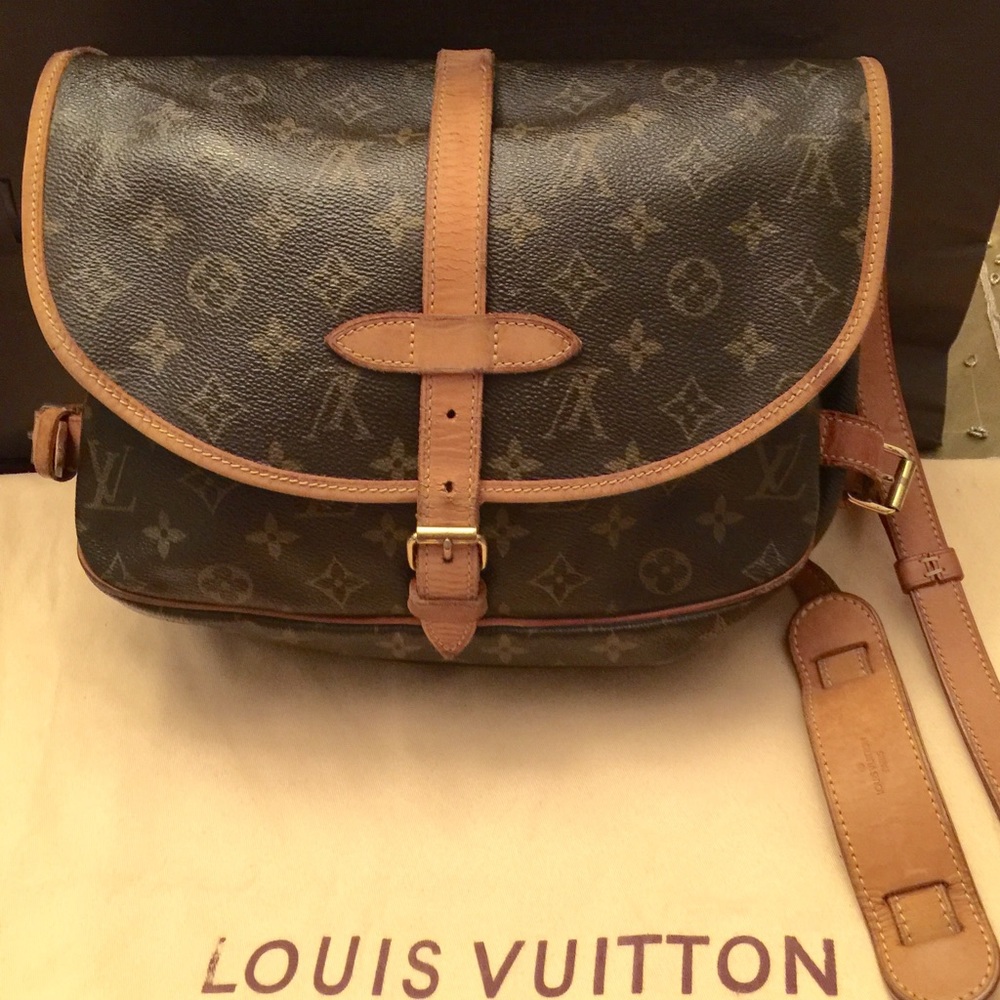 💯%AUTH LV SAUMUR 30 MESSENGER SHOULDER